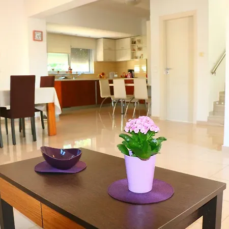 Ialysos, Fully Equipped, Detached, 6pers. 5min Beach Holiday home *